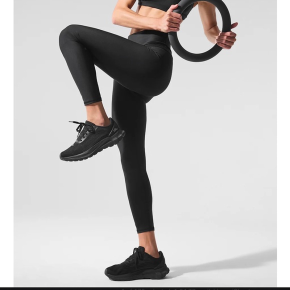 ALO Yoga 7/8 High-Waist Airlift Legging in Black (Size XXS) - Picture 2 of 10